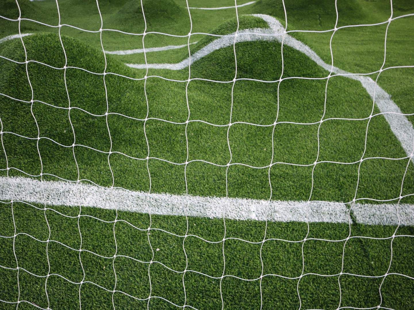 La cancha muestra obstáculos que simbolizan la desigualdad